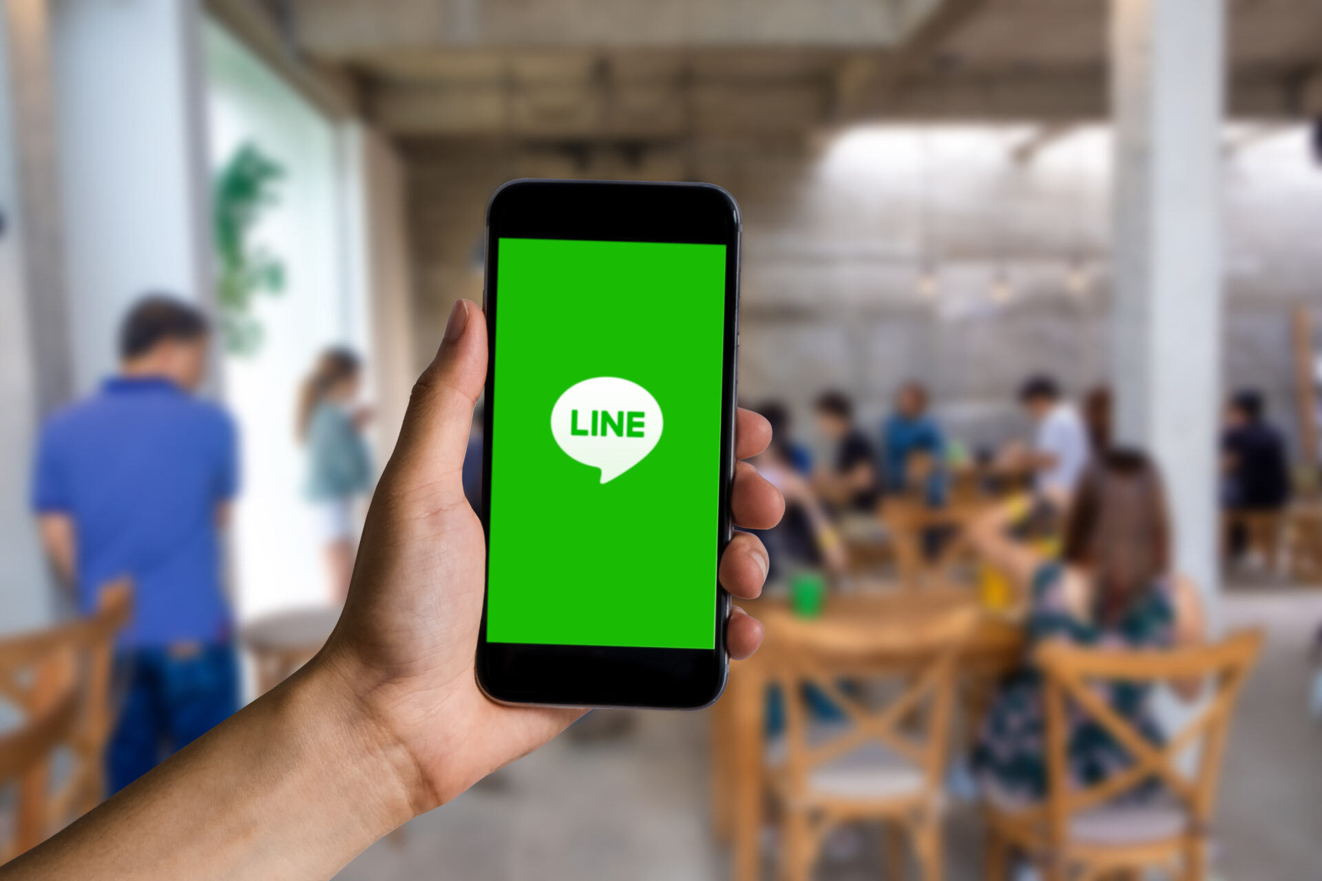 LINEが写ったスマートフォンを持つ手