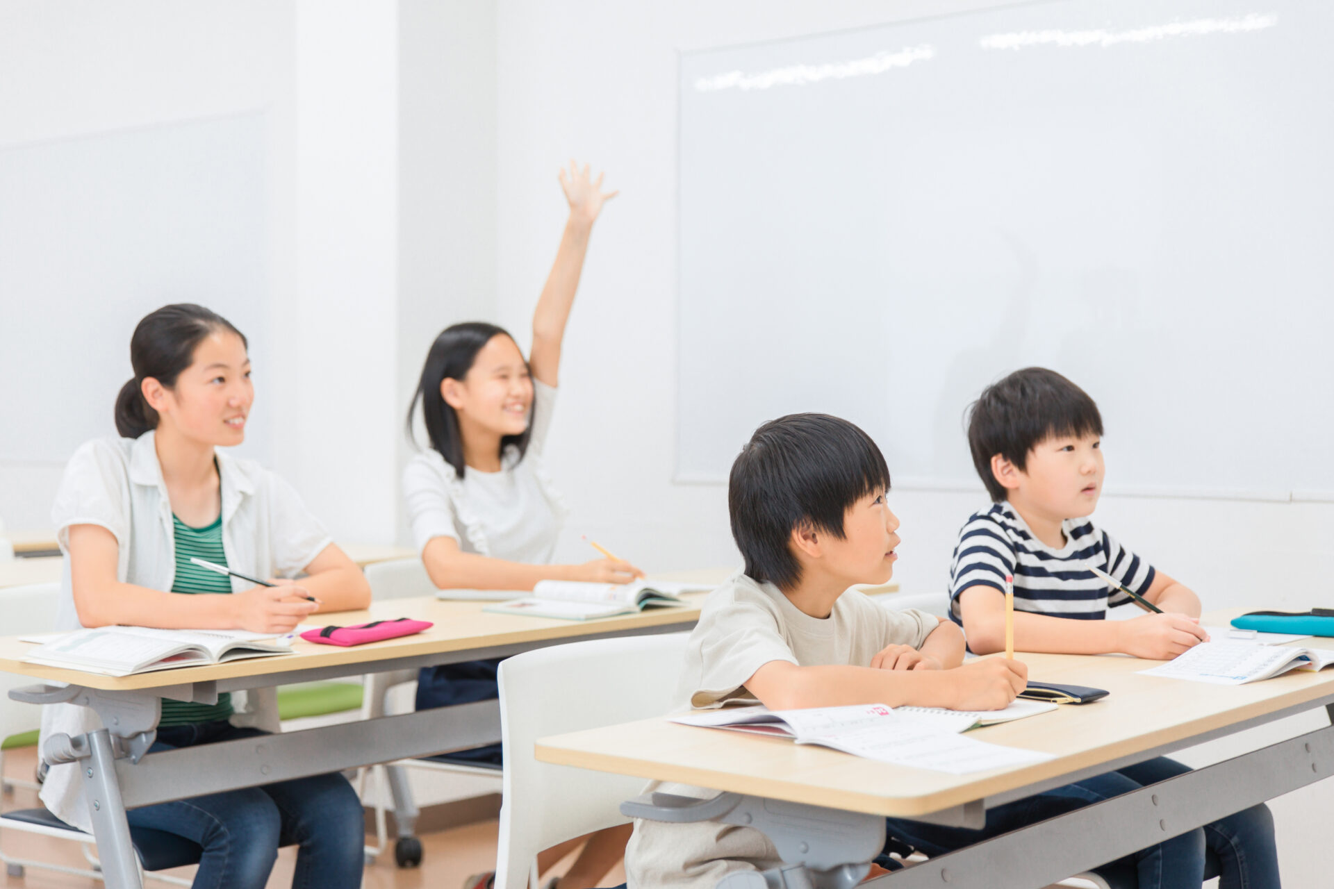 学習塾で授業を受ける生徒たち