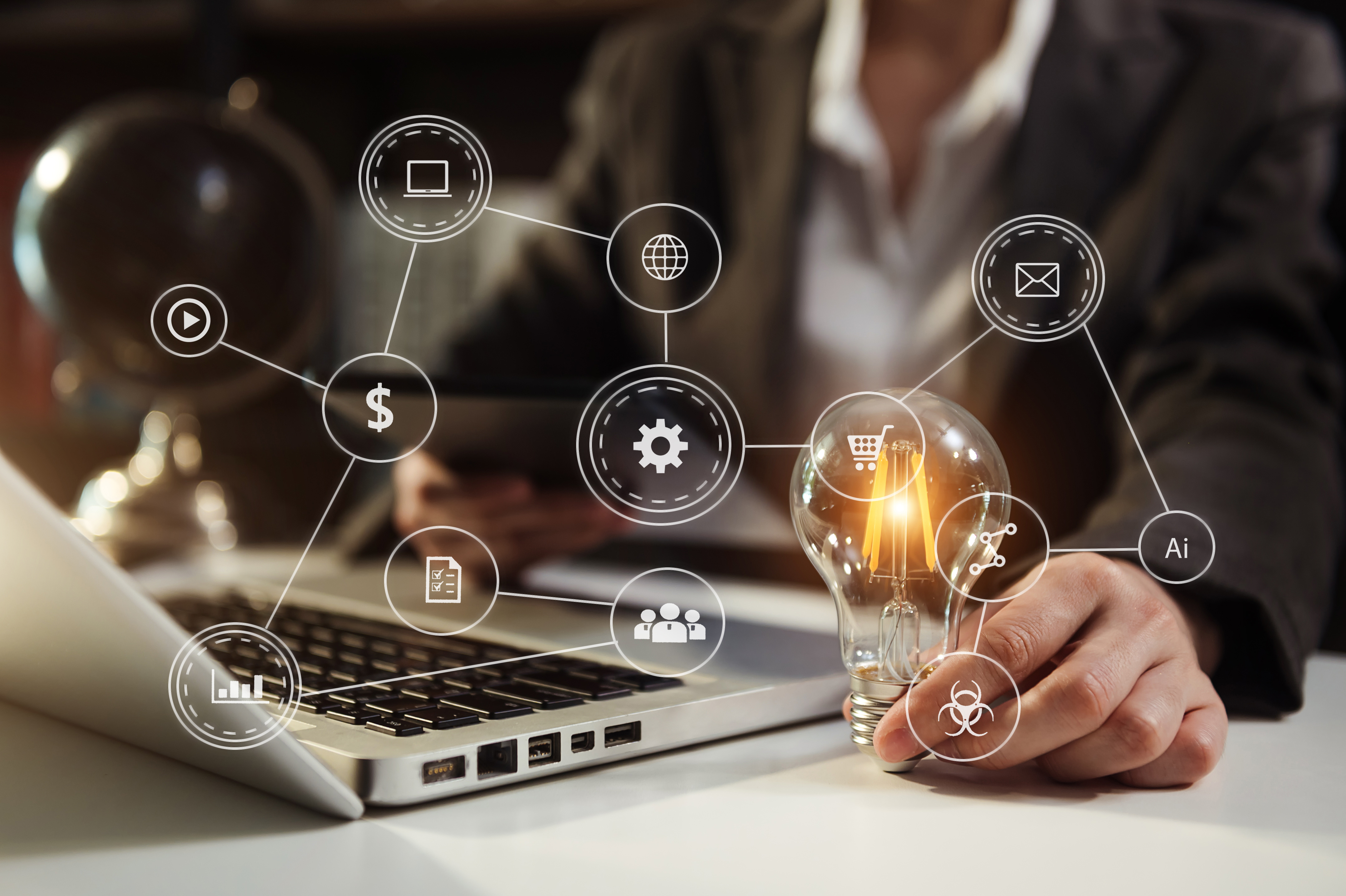 ノートパソコンを操作する男性の手元