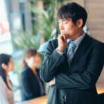 悩んでいる男性経営者