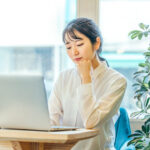 悩んでいる女性実業家