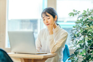 悩んでいる女性実業家