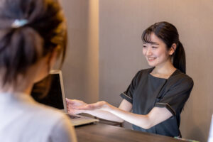 エステサロンの受付をする女性