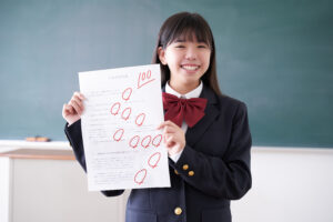 テストで100点をとった日本人女子中学生