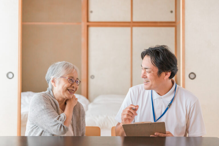 訪問看護師の男性と看護を受ける女性