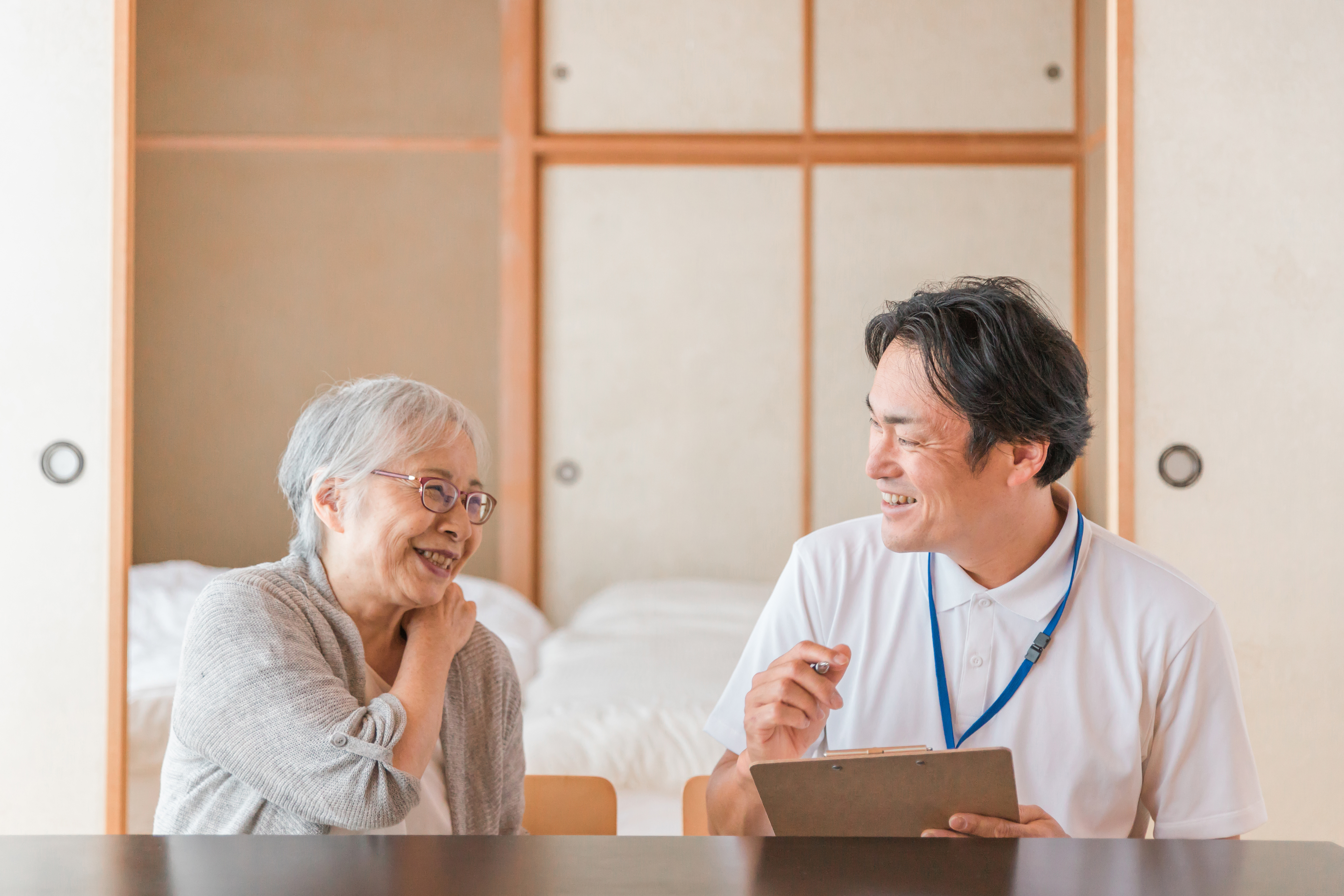 訪問看護師の男性と看護を受ける女性