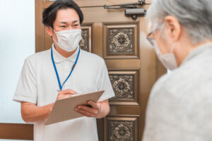 訪問看護師の男性と高齢者