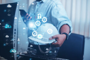スマートフォンを操作する製造業の男性