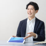 資料を説明するビジネスマン