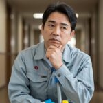 悩んでいる清掃業者の男性