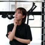 悩んでいるジムスタッフの女性