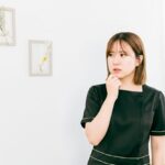 悩んでいるエステサロン経営者の女性