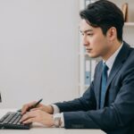 パソコンを操作する男性